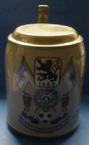 0.5 Krug Tradition, Mit Deckel, mit Unterschriften li. u. re. Meister der Regional Liga Sd 1978-79