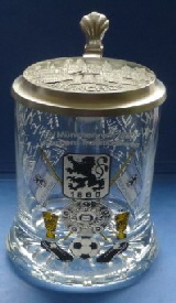 0.5 Glaskrug Tradition mit Deckel, gre weisse Schrift mit Unterschriften