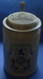 1 l Krug Tradition, Deckel 2 Lwen, mit Unterschriften li u. re (1)