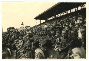 1941-42 Soldaten im Grnwalder Stadion