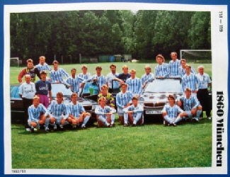 1992-93 Mannschaftsfoto fbg. A6 mit Autos