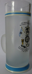 Schnapsglas 4 cl Tradition - weiss-blauer Rand handbemahlt, satiniert, mit Henkel  kleine schwarze Schrift - 1. Bundesliga 1994 (2)