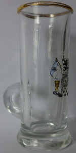 Schnapsglas 4 cl Tradition mit Henkel, kleine weisse Schrift  (2)